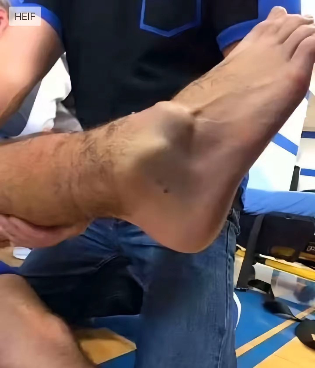 谁能懂穆西亚拉这一年的难，去年7月重伤熬到世界杯，赛后才安排手术治疗，一路带伤硬