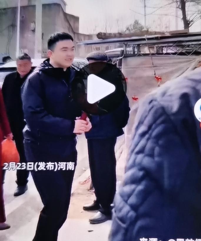 太搞笑了，男子太紧张了！

2月23日河南，男子去女方家订婚略显紧张，目光把门前