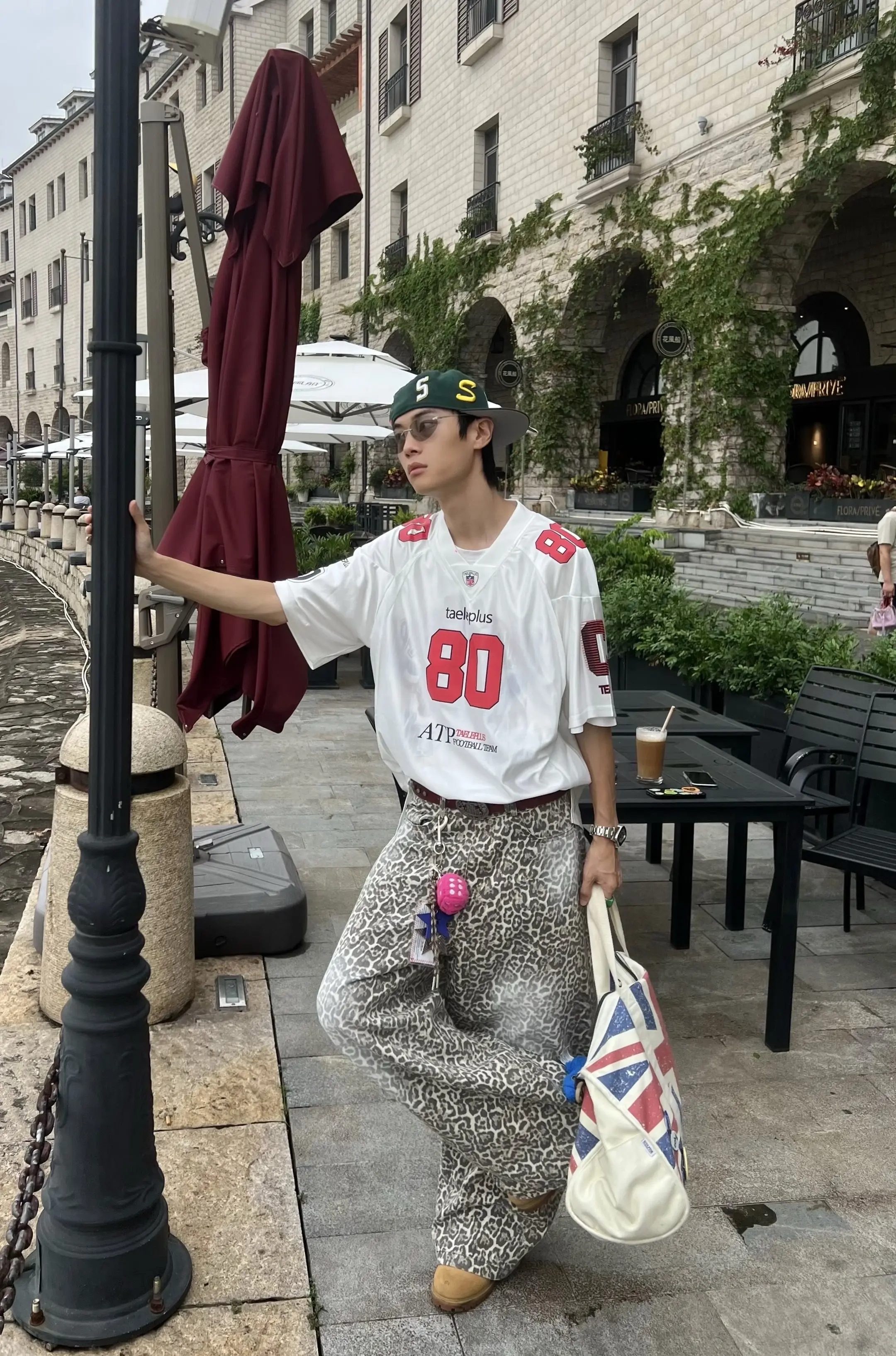 下雨也要出门。最近憋在家里憋坏了