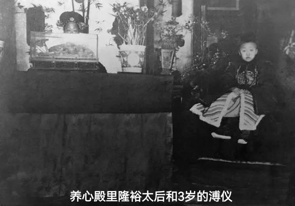 末代皇帝溥仪3岁登基大典时的老照片。1908年12月12日，年仅只有3岁的溥仪在光绪之后继承了清朝的大统，登基成为了宣统帝。作为清朝最后一任皇帝，溥仪年幼继位，清朝当时的皇权实际上是由其父亲载沣掌控的，而还没有等到亲政，清朝便已经走向了终结。