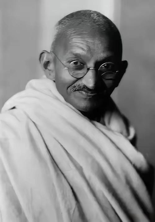 曾经有一个人给蒋介石出主意，说交出2亿人让日本人杀，剩下的人罢工绝食，时间长了，