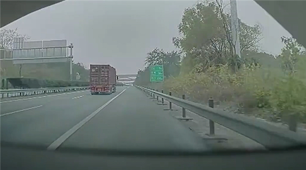 网约车司机疲劳驾驶，又唱又叫给自己提神：还是撞了 