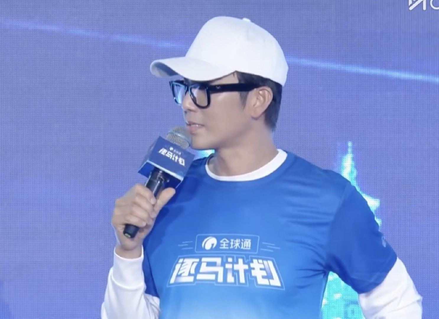 钟汉良  人家戴眼镜显得成熟，咱哇戴眼镜越发像个年轻小伙儿