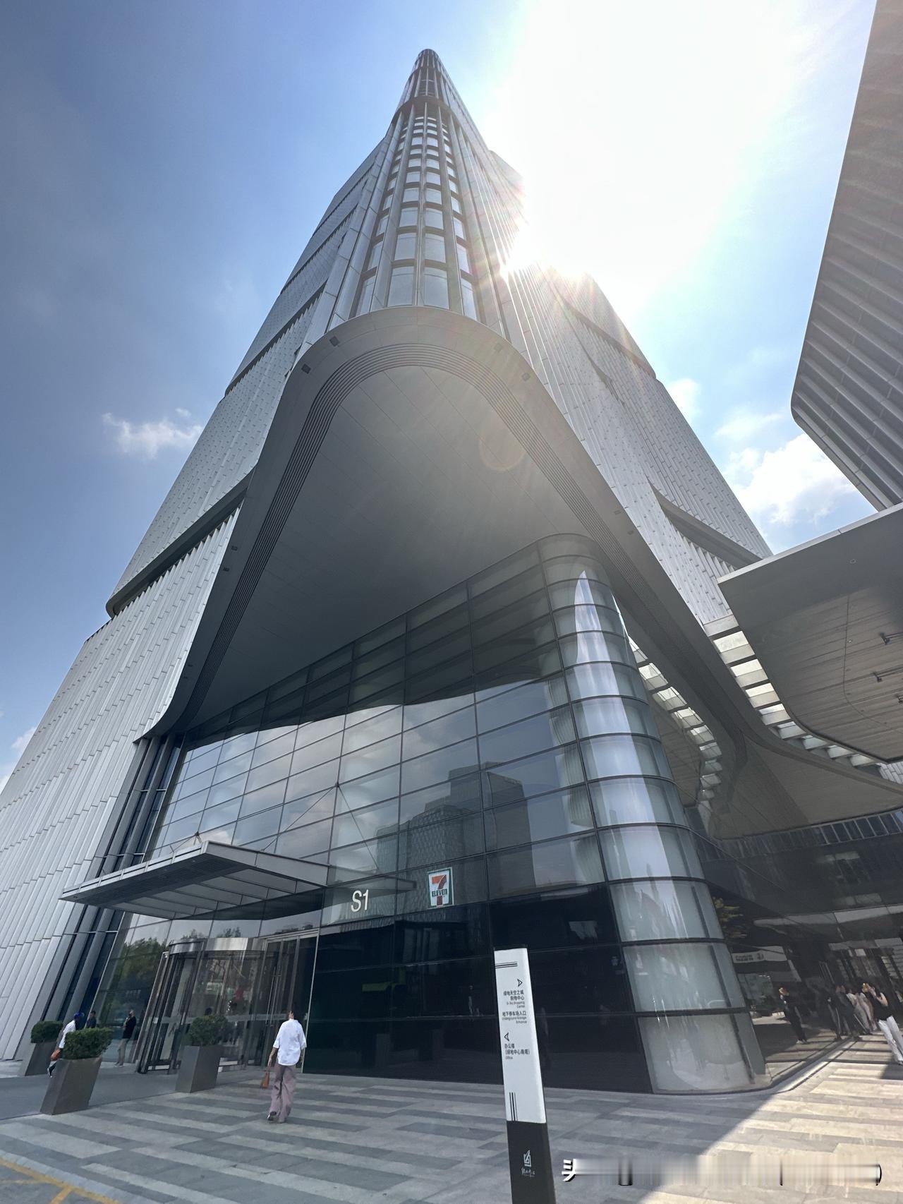 郑州最有名的地标——绿地双子塔，
楼下就是高铁东站，现7500一平！
业主出国急