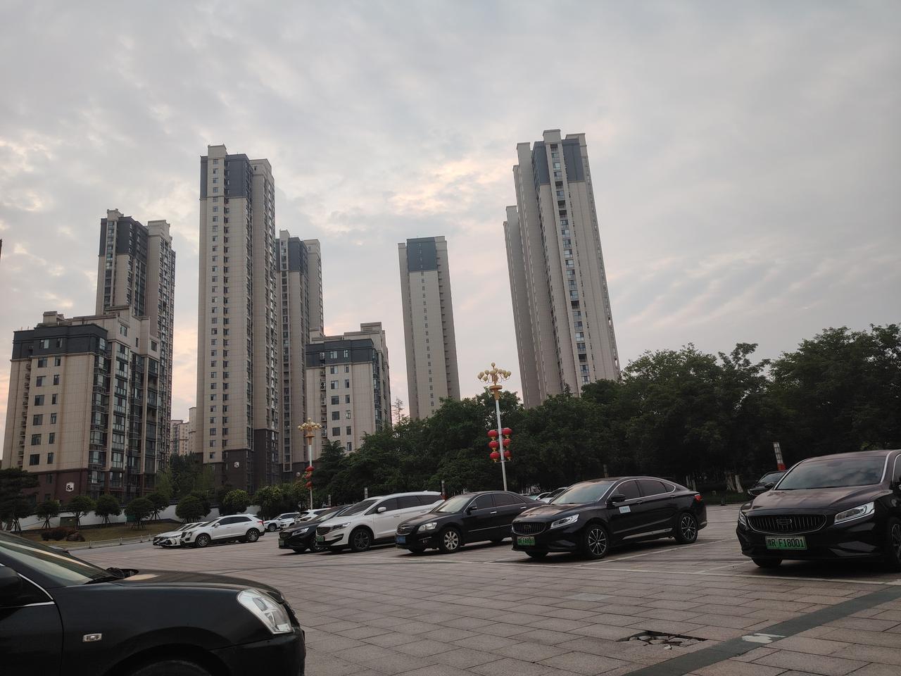 清晨，广场前的景象，非常迷人。