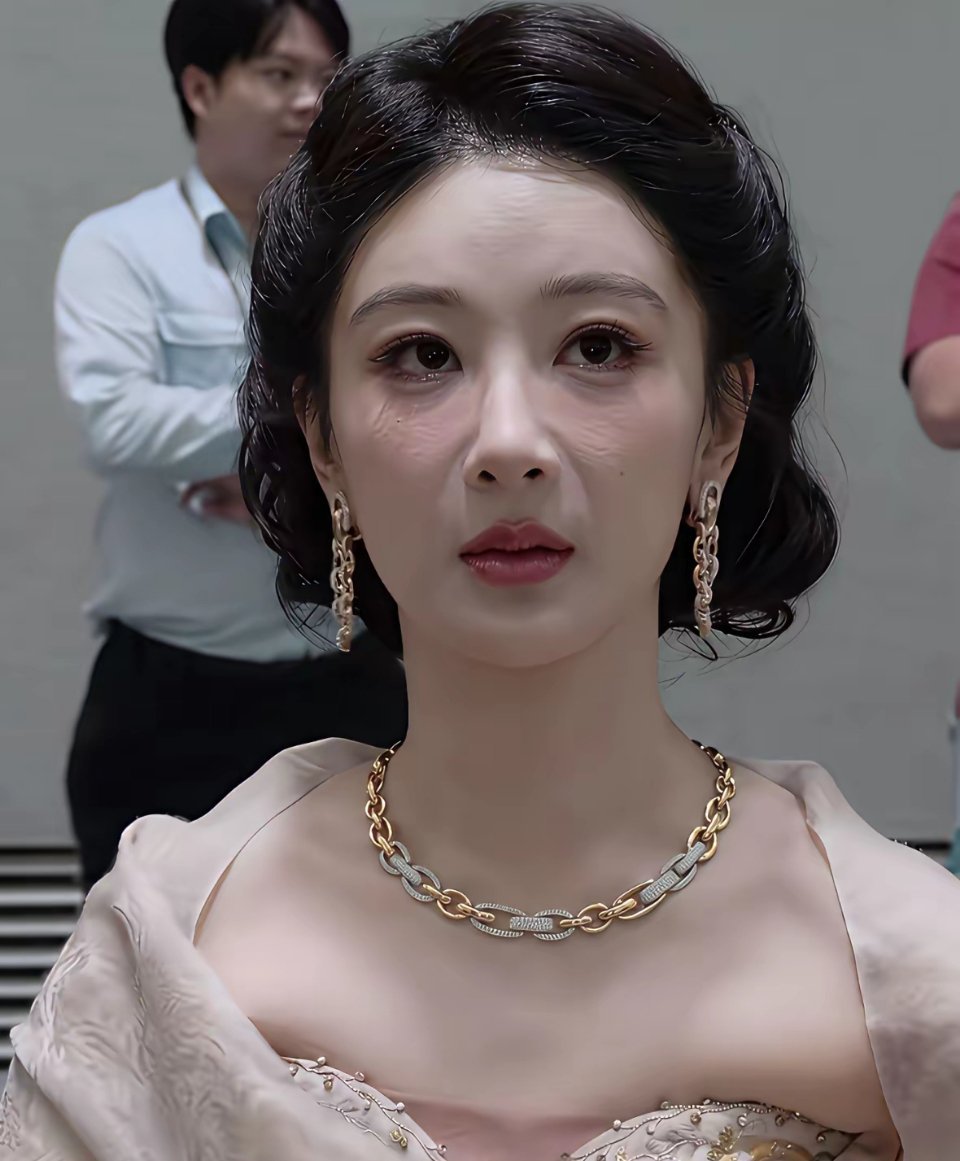 杨紫撞脸了高叶了，看着好憔悴。 