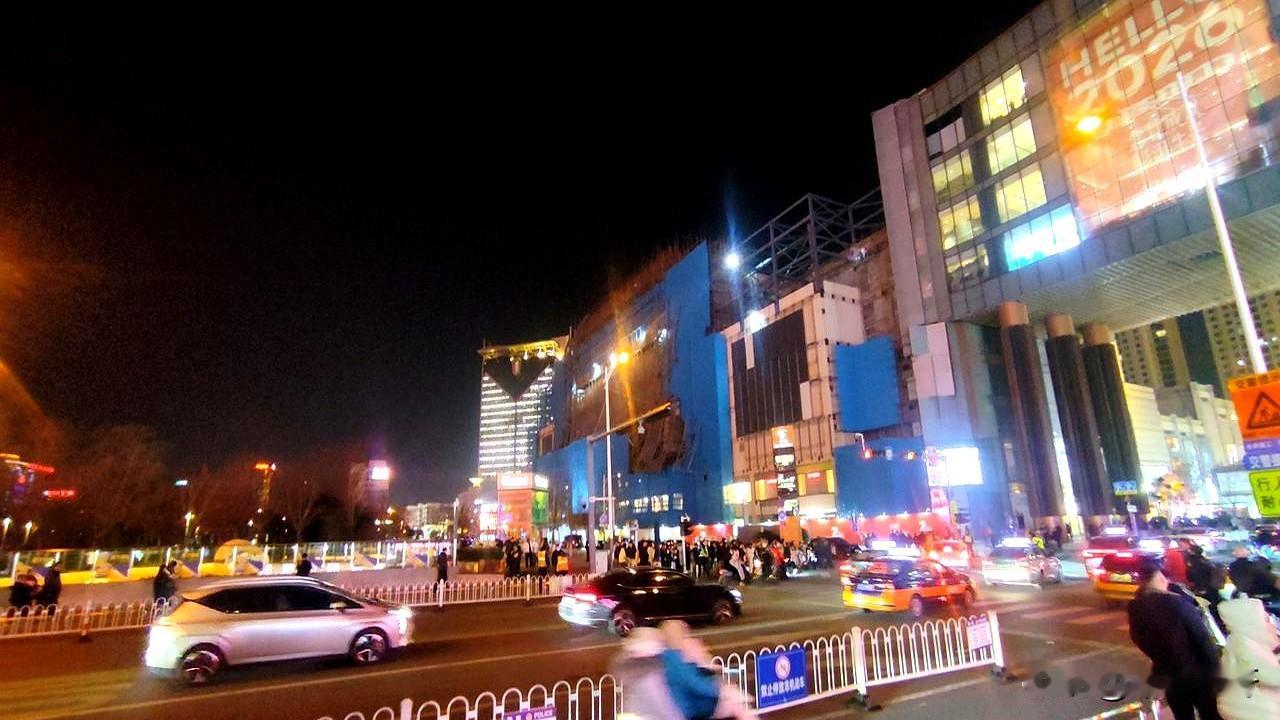 昨晚在徐州中心转了一圈，那股子冷清劲儿，直接给我看乐了。
2025年12月24日