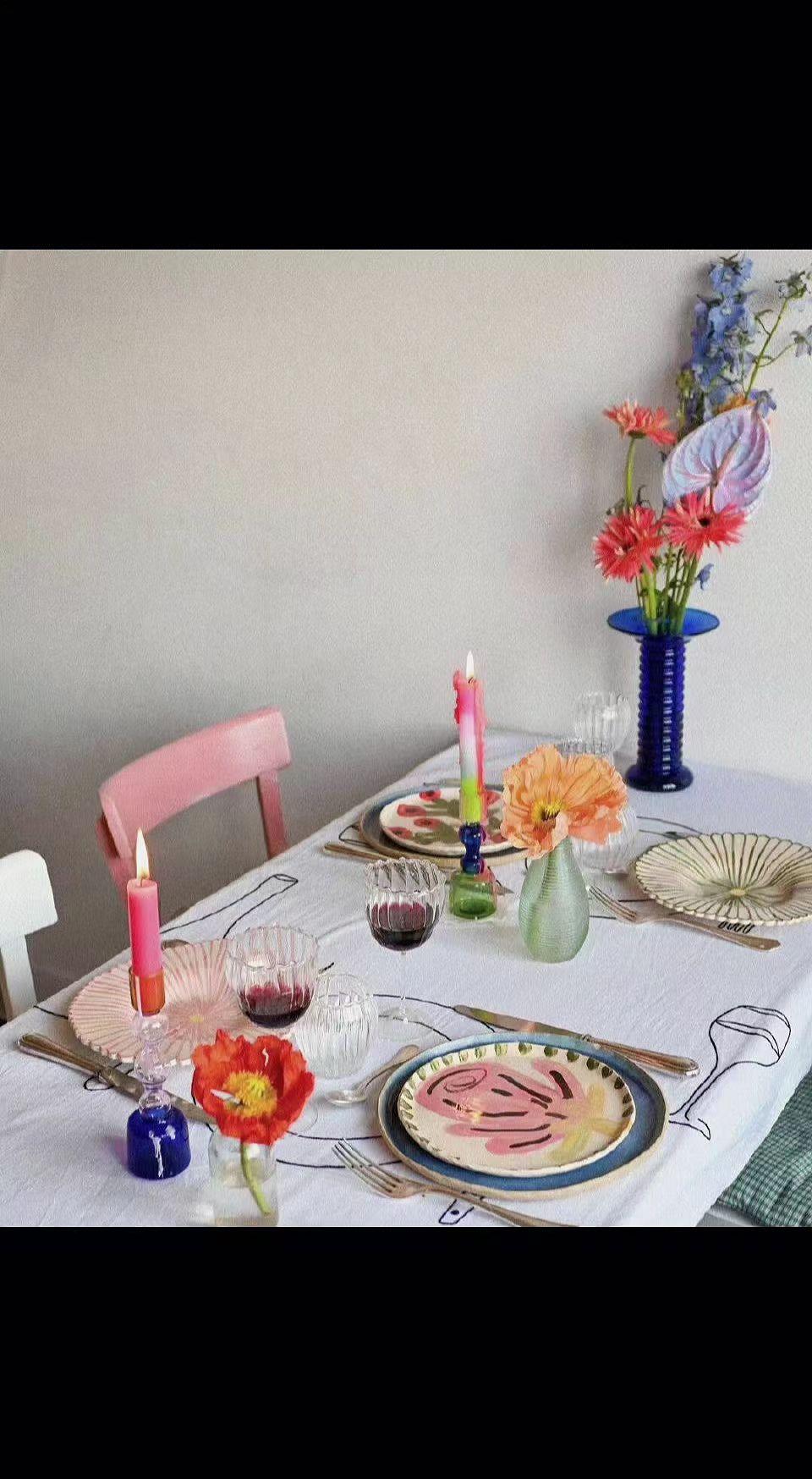 ✨烛光吻着花瓣，酒杯里晃着晚霞🌆。平凡日子也能开出诗的褶皱，你准备好赴这场温柔