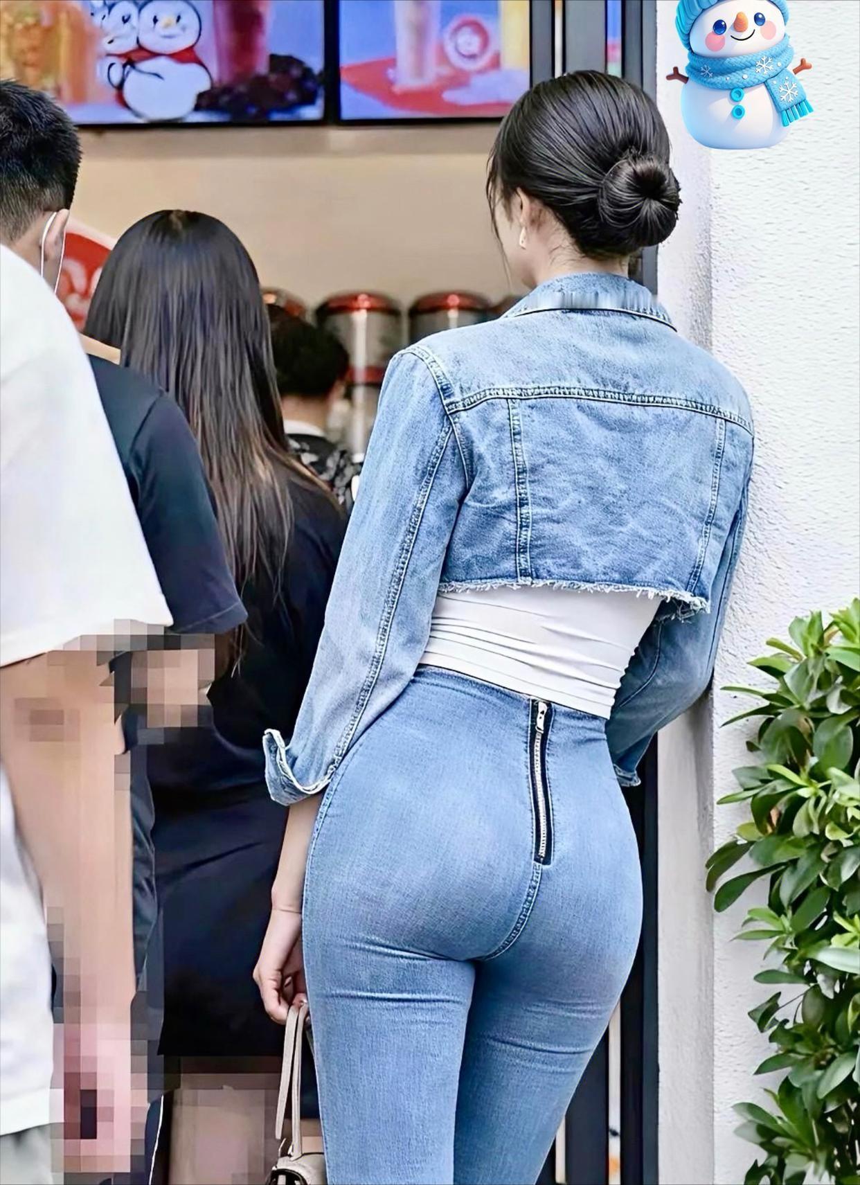 四十岁左右的女人最大的魅力是什么魅力无处安放，穿牛仔也是那么清新脱俗。不惑之年女