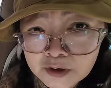 岚胖子成天满嘴跑火车，一会儿说流浪猫活不长，顶多撑个两三年。
一会儿又说吃她猫粮