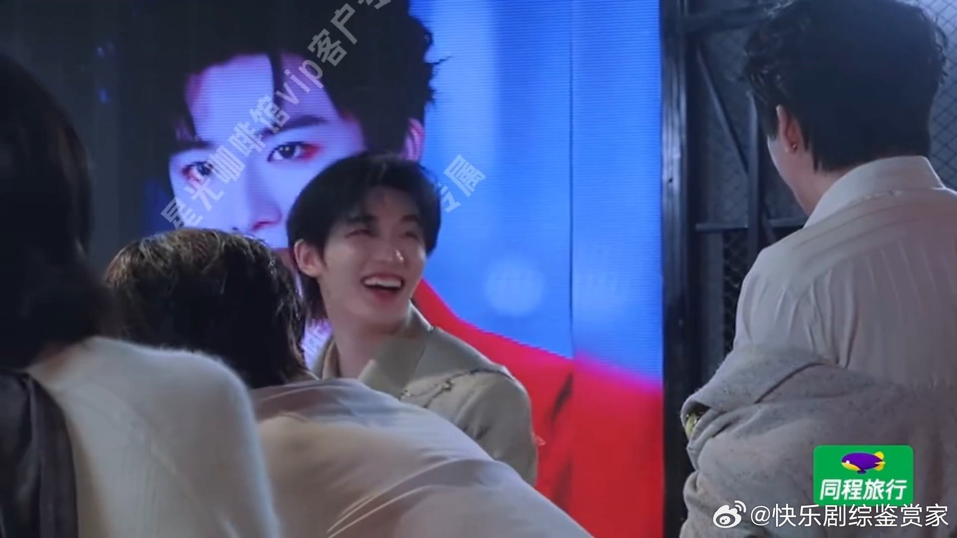 刘宇宁假腹肌也不给看刘宇宁尴尬地提了提裤子 大家都等着看刘宇宁的假腹肌，他偏藏着