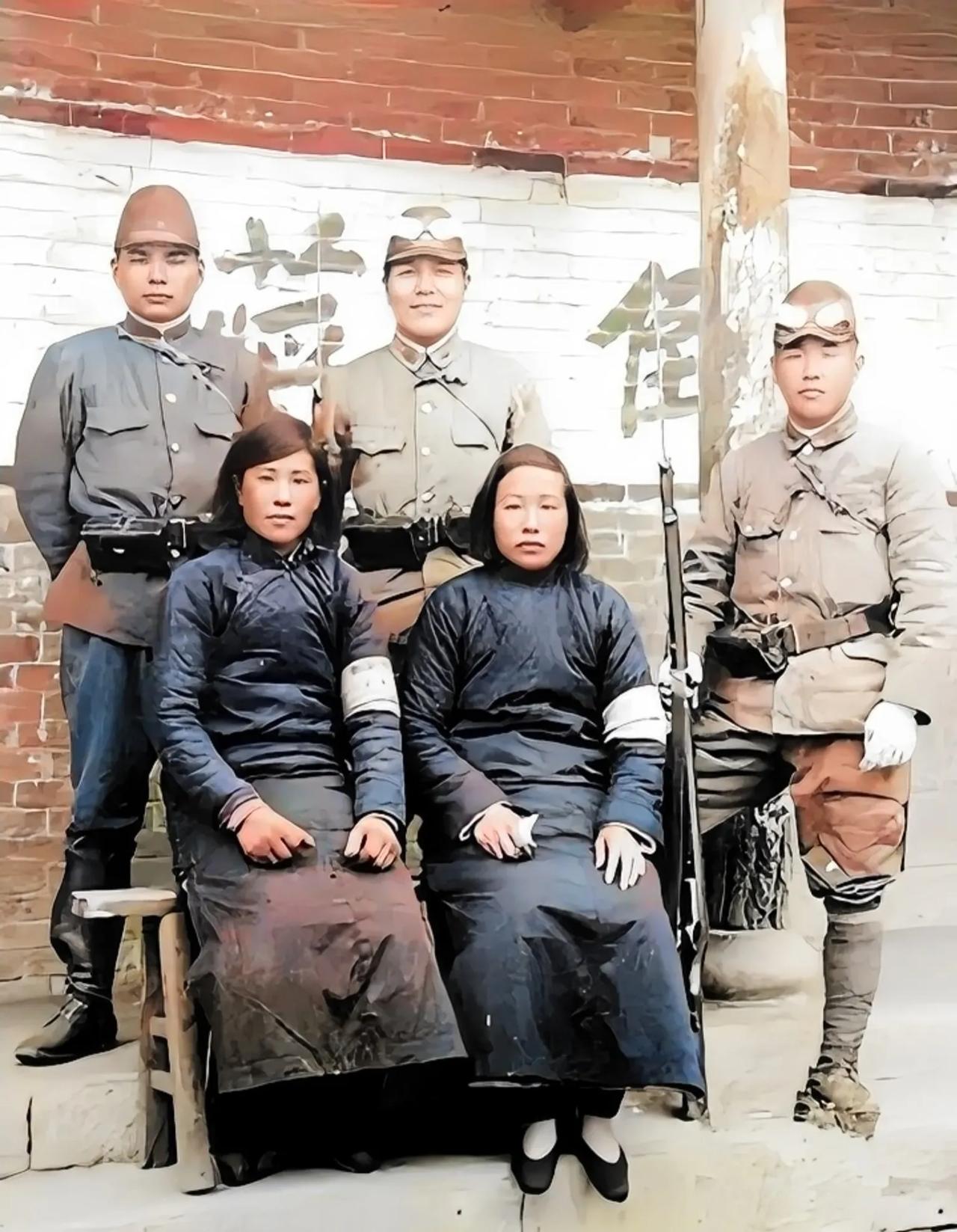 1938年，广州沦陷后，两名帮日军“办事”的女子，留下了这张照片，从相片中，我们