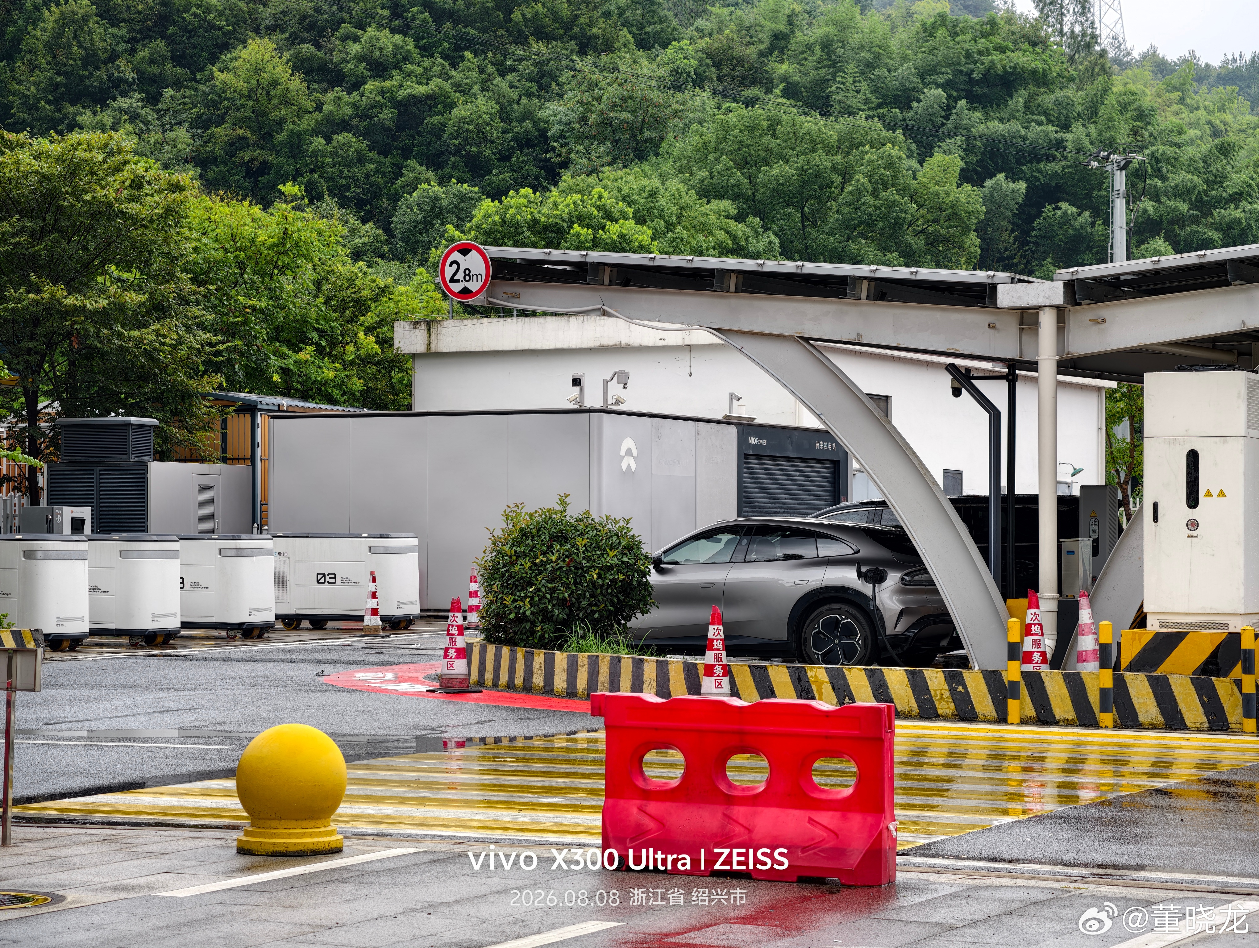 蔚来换电基建也太牛了吧，我把车随机开到浙江一个小县城，酒店楼下就有换电站。绍兴一