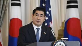韩国因涉嫌叛国罪逮捕前国防部长


金容贤正在接受调查，因为他在本周早些时候短暂