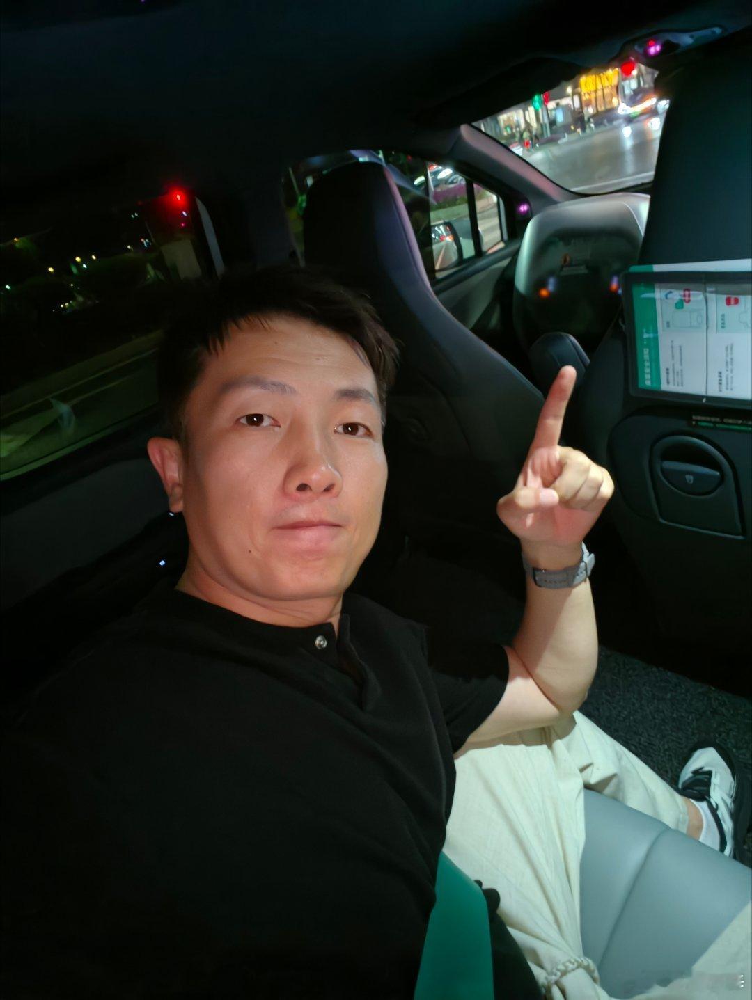 咱也赶个时髦体验一下无人驾驶出租车很稳，甚至比很多量产车的辅助驾驶都强。最后结算