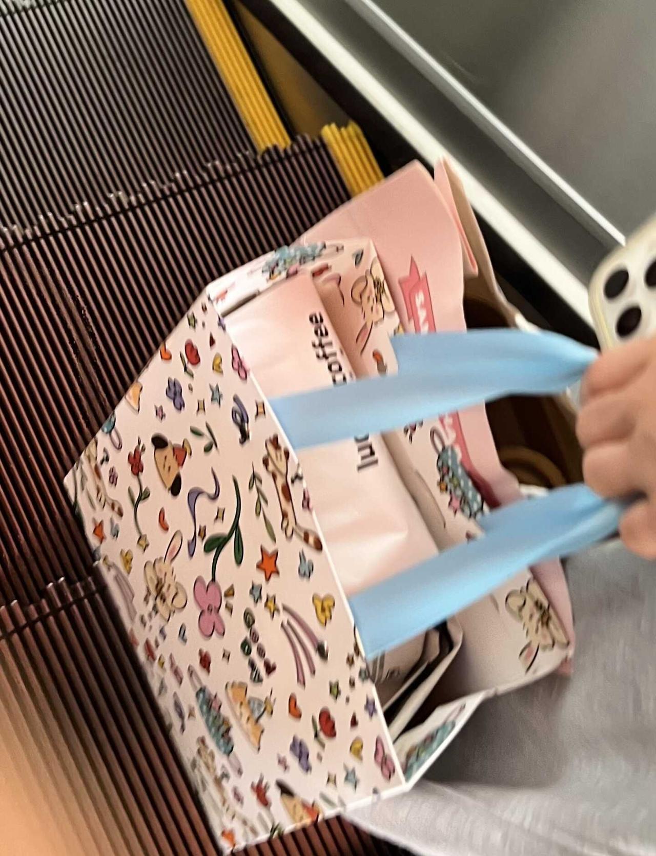 佛山2号线失物招领
外形是两个袋子
图1的袋子装着图3相机包 和图2生日贺卡 还