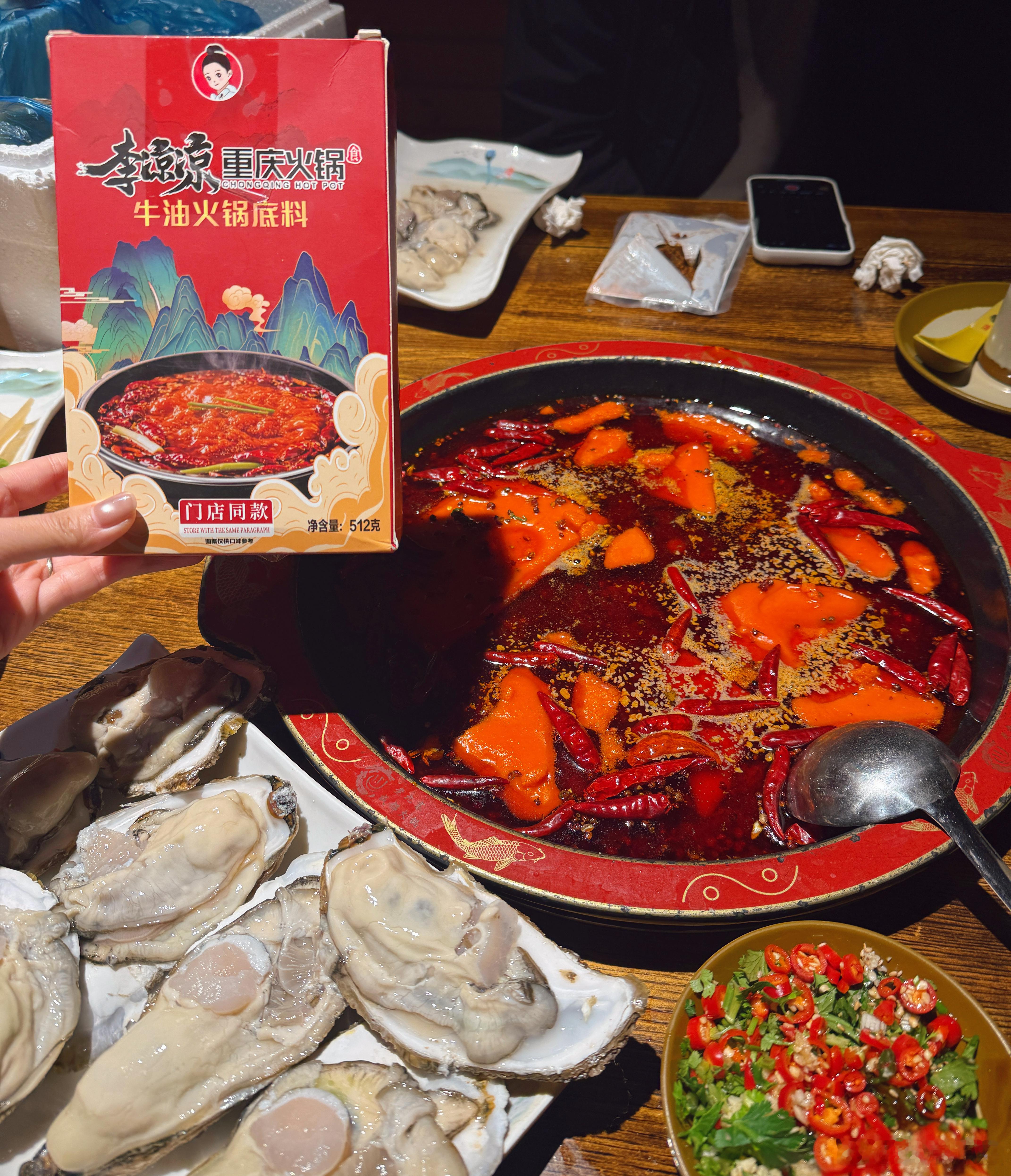 谁家好人自带火锅底料来外地的火锅店砸场子啊😂 