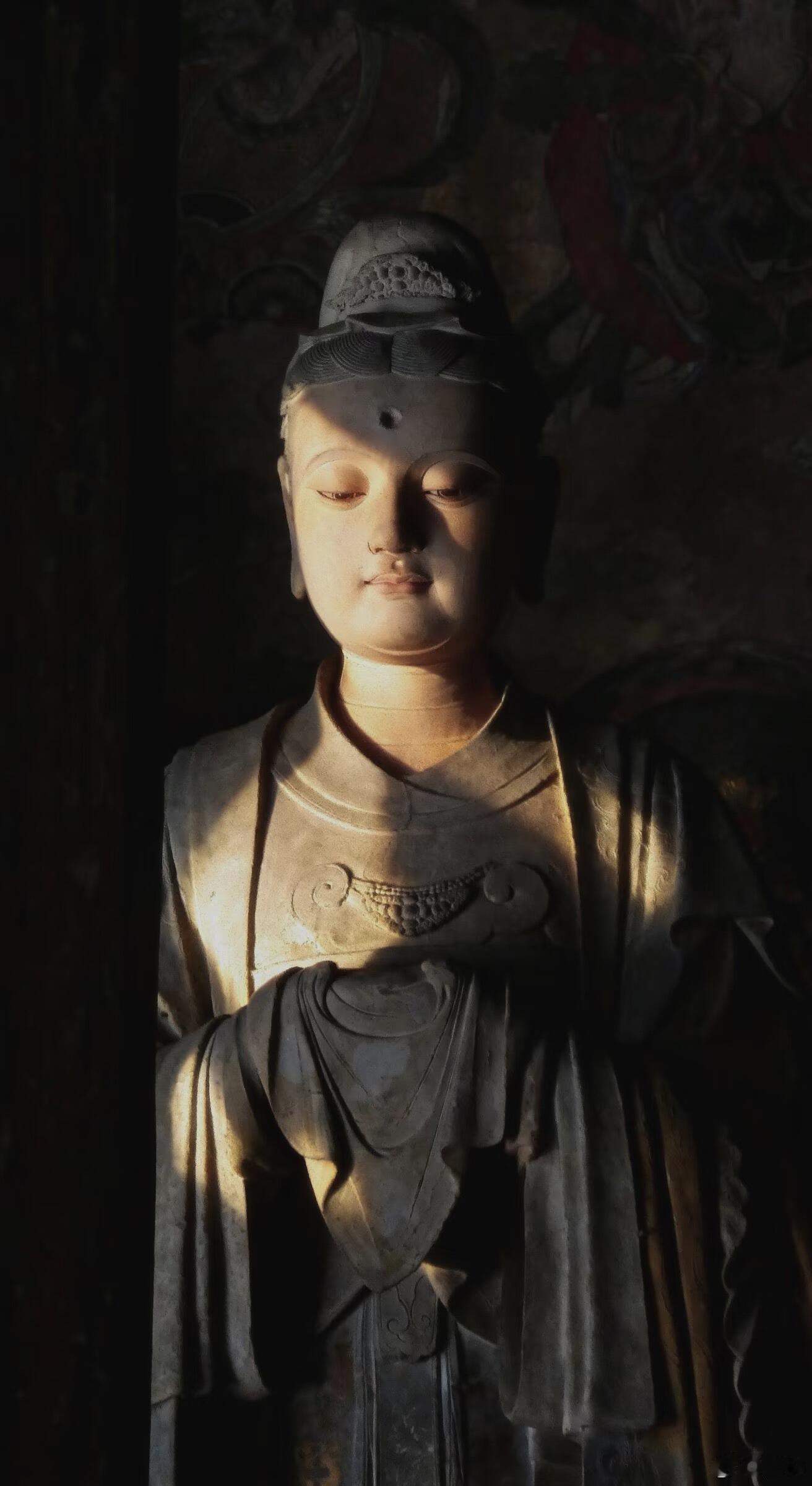 金塑天女，静立善化古寺。一束光落眉眼，八百年温柔未改。 ​​​