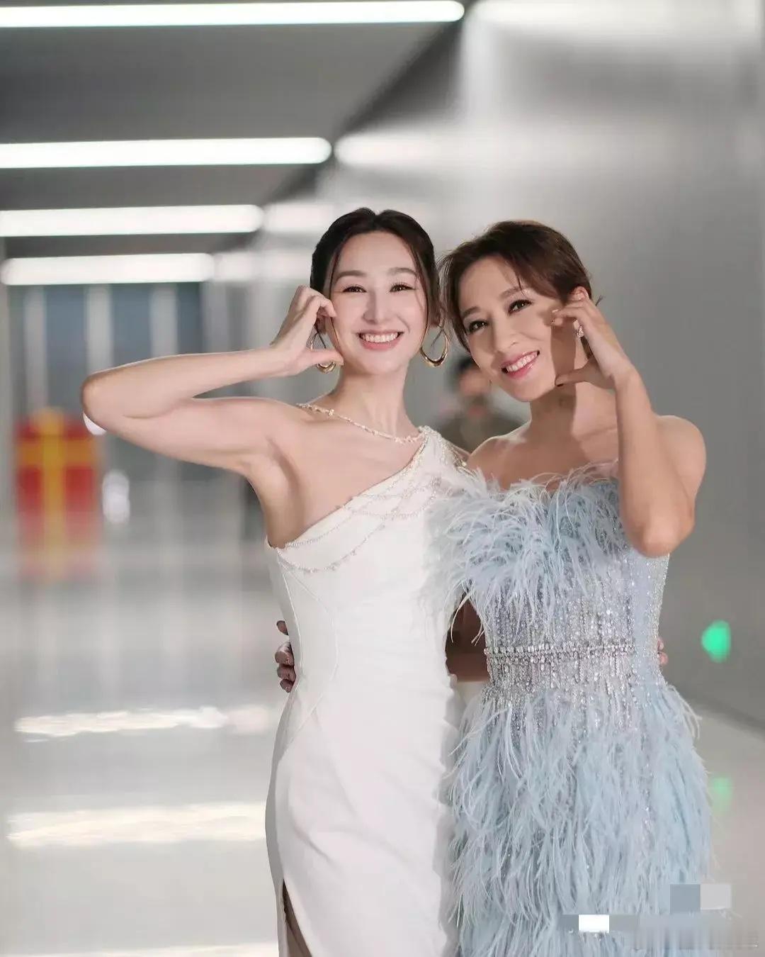 杨怡，高海宁比心合照，香港女星们真的美得正常，港星就是保养得好，她们并不追求纸片