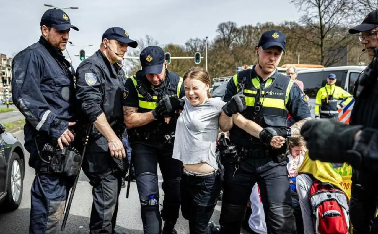 瑞典环保小公举又被警察架走，一块抹布式的人。

这次她是去荷兰海牙，同粉丝们堵塞