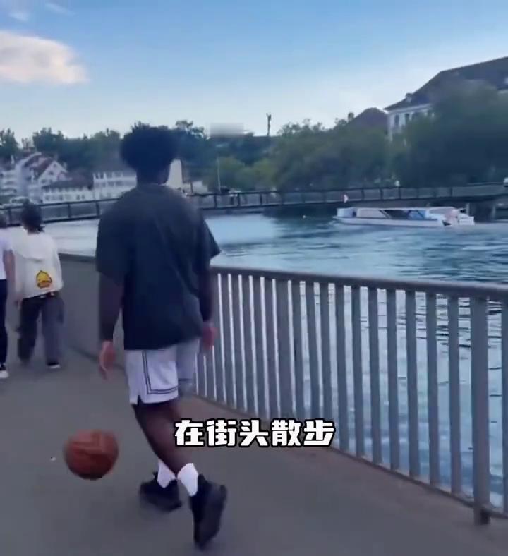 努力终究会被看到。就在最近，热火球员戴维恩米切尔在街头散步，还不忘运球的视频在网