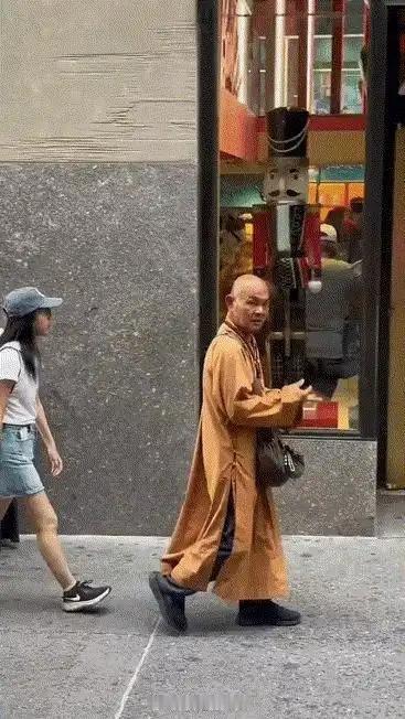 少林寺住持释永信被查看这手势，肯定也不是什么正经和尚吧[doge] ​​​