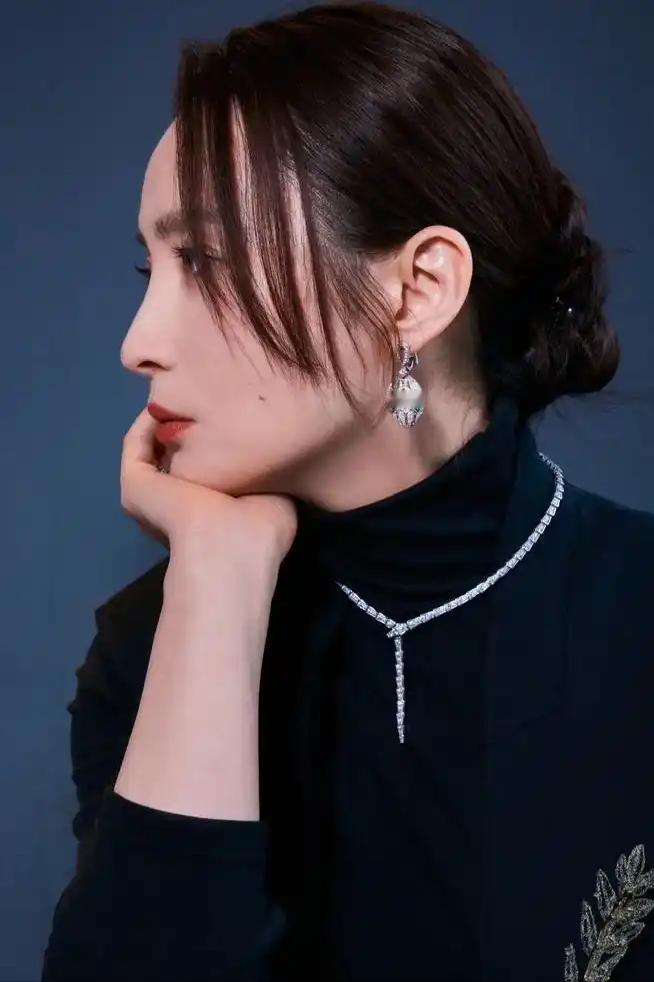 主持人问演员蒋勤勤，如果有下一辈子，你还愿意嫁给陈建斌吗，蒋勤勤脱口而出，愿意啊