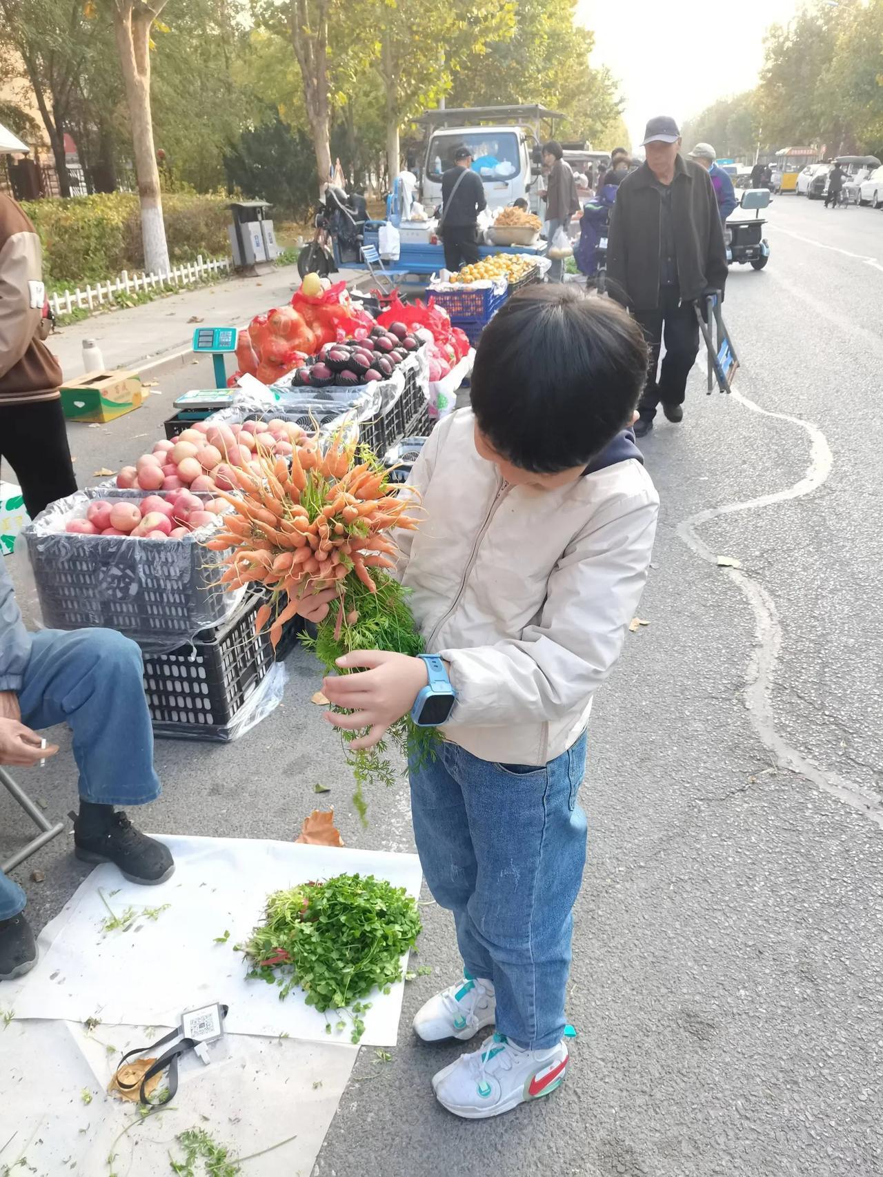 #分享一张随手拍很好看的照片#市场上的超迷你胡萝卜🥕，儿子拿着像一束花，大自然