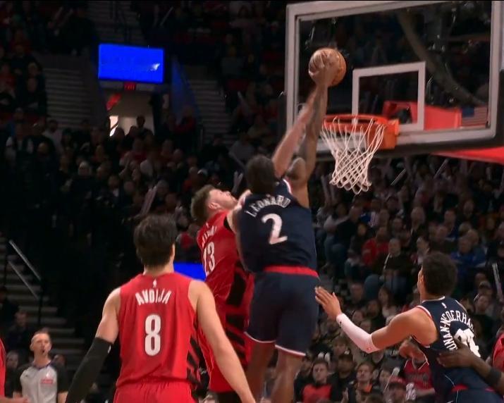 太炸裂了💥！小卡底角突破突然暴起，侧身单臂隔扣克林根！

这场比赛，小卡的投篮