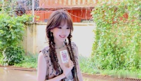 毛晓彤的甜美魅力源自内心深处，她的成长经历与奋斗历程同样令人动容。探索她那些鲜为