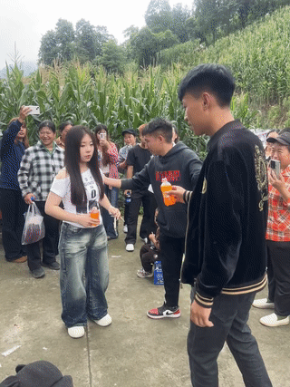 少数民族相亲究竟能有多简单？
男女双方只要是看上了对方，并且对方也愿意跟你喝交杯