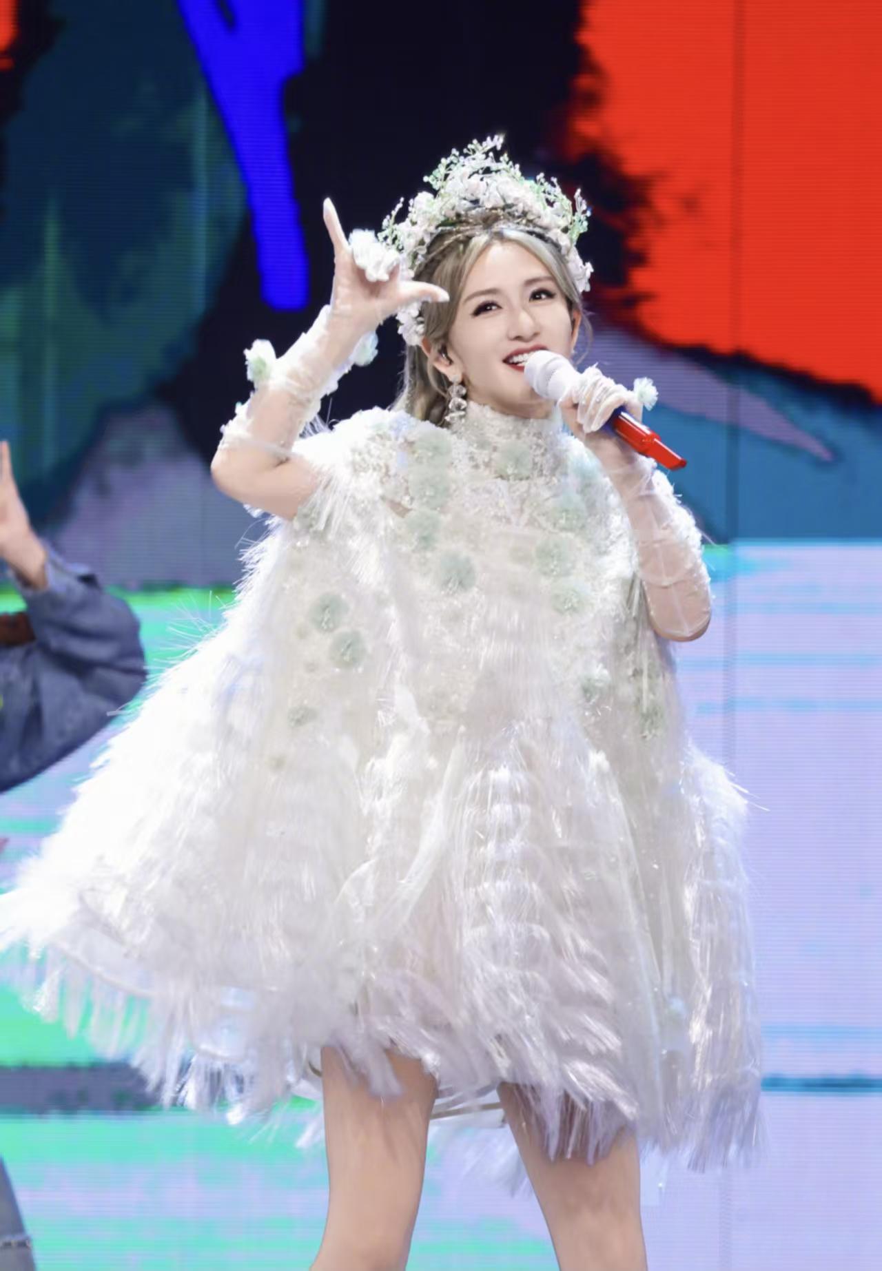 丁太升上午刚发视频说谢娜唱歌难听，去看她演唱会的都有缺心眼。没想到下午谢娜全国巡