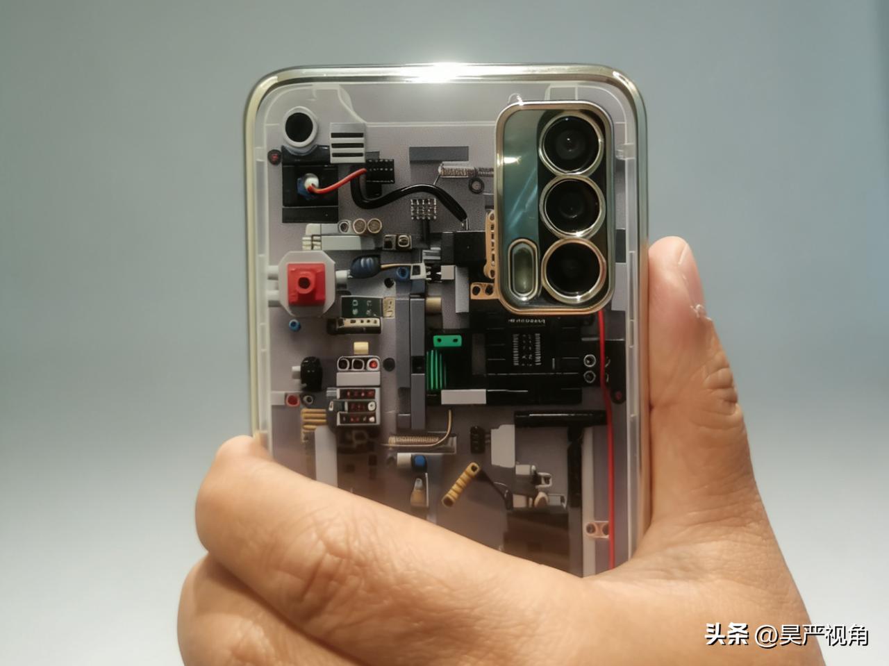 现在的手机壳真的是五花八门，什么样子的都有，比如这个，营造一种透明后盖的效果，不