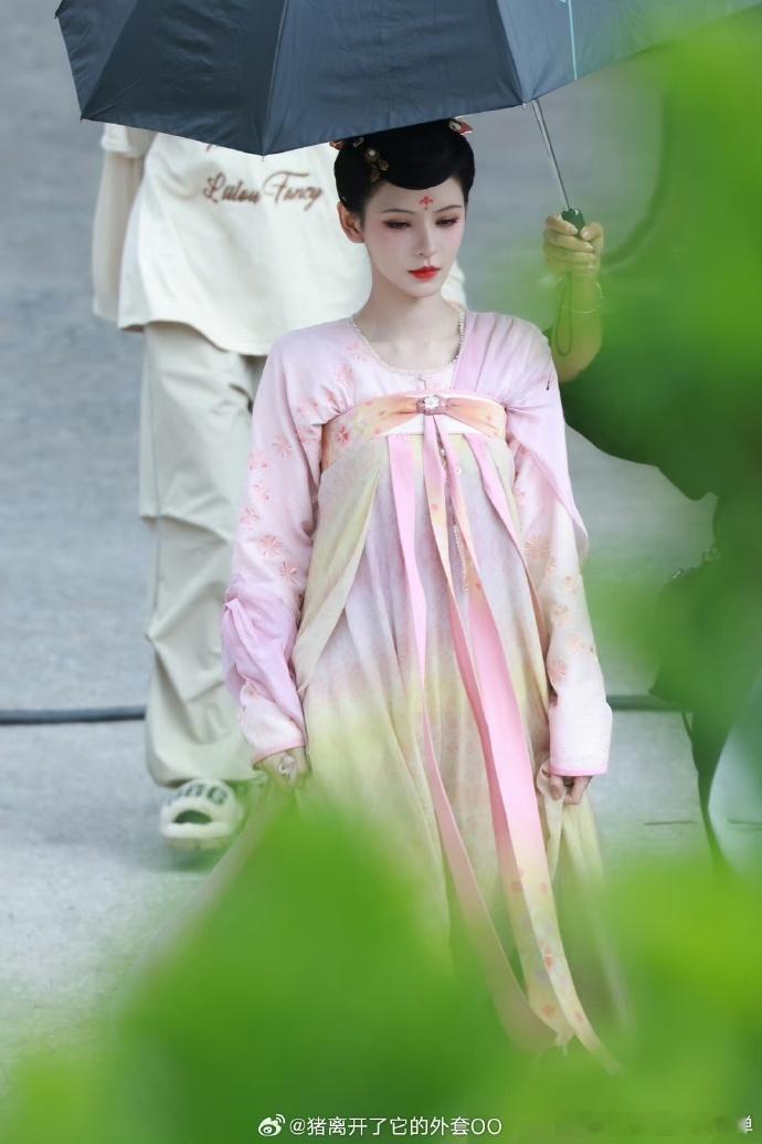 #张予曦像穿了中国风的洋娃娃# 张予曦那灵动的眼神，搭配精致的中国风服饰，仿佛是