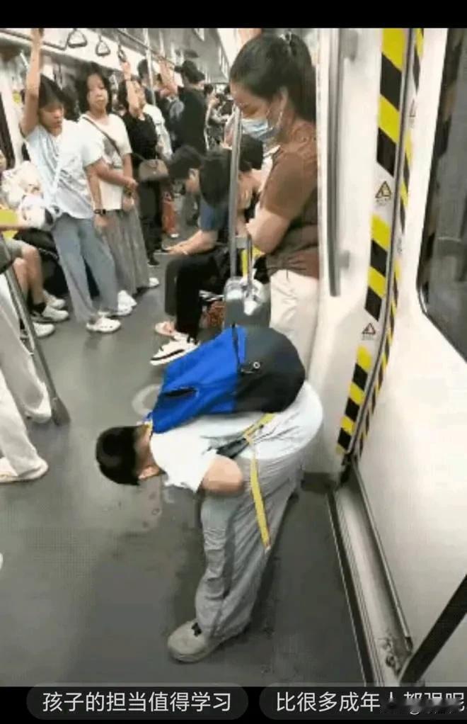 小小年纪，火上人民日报！”广东广州，小男孩坐地铁喝饮料时，不小心洒在了地上。但他