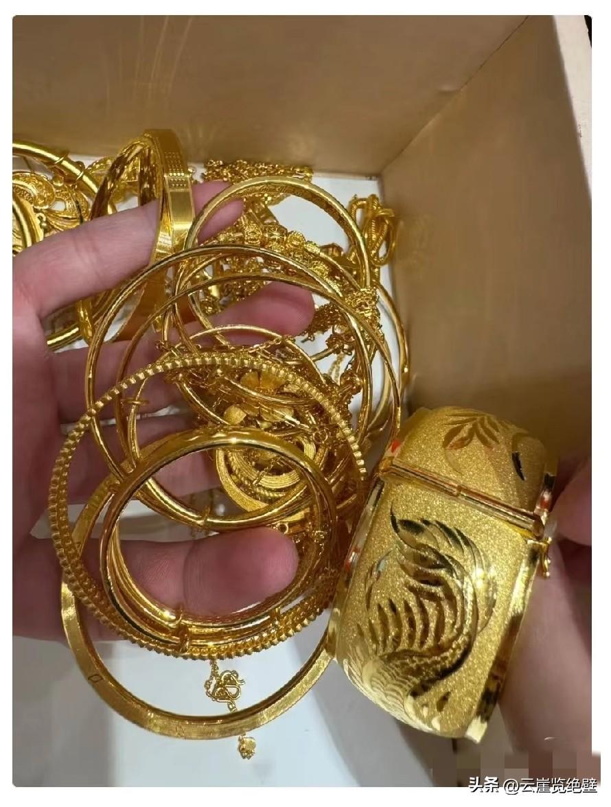 吓懵！65克金镯突破9万大关！
 
家人们，今天金价真杀疯了！刚去金店实测，普通