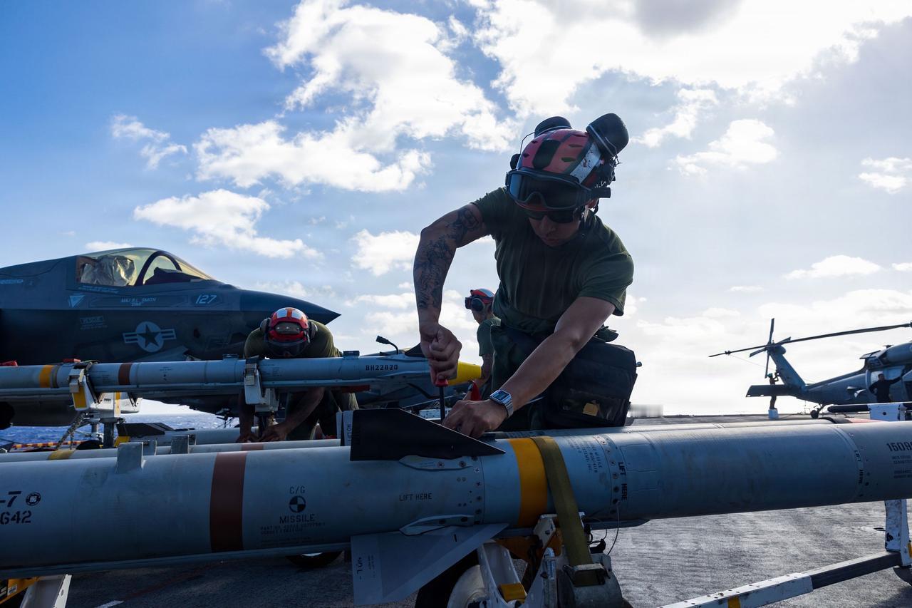 海兵队的日常（LHD-4 拳师号）