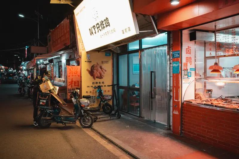 如何看待深圳烤鸡少年爆火
深圳烤鸡少年爆火这事儿挺值得说道。一开始，16岁少年卖