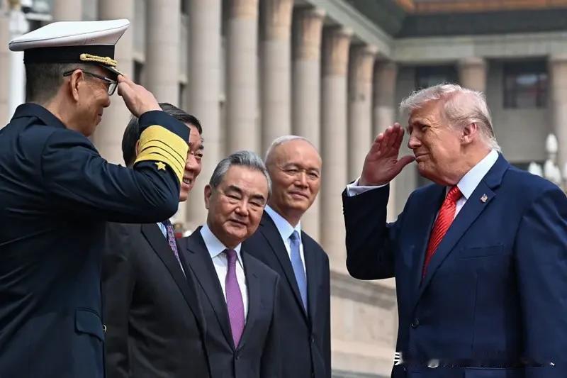 特朗普见到中方军官，敬了一个军礼！很多人以为，这不过是外交礼节，入乡随俗，走个过