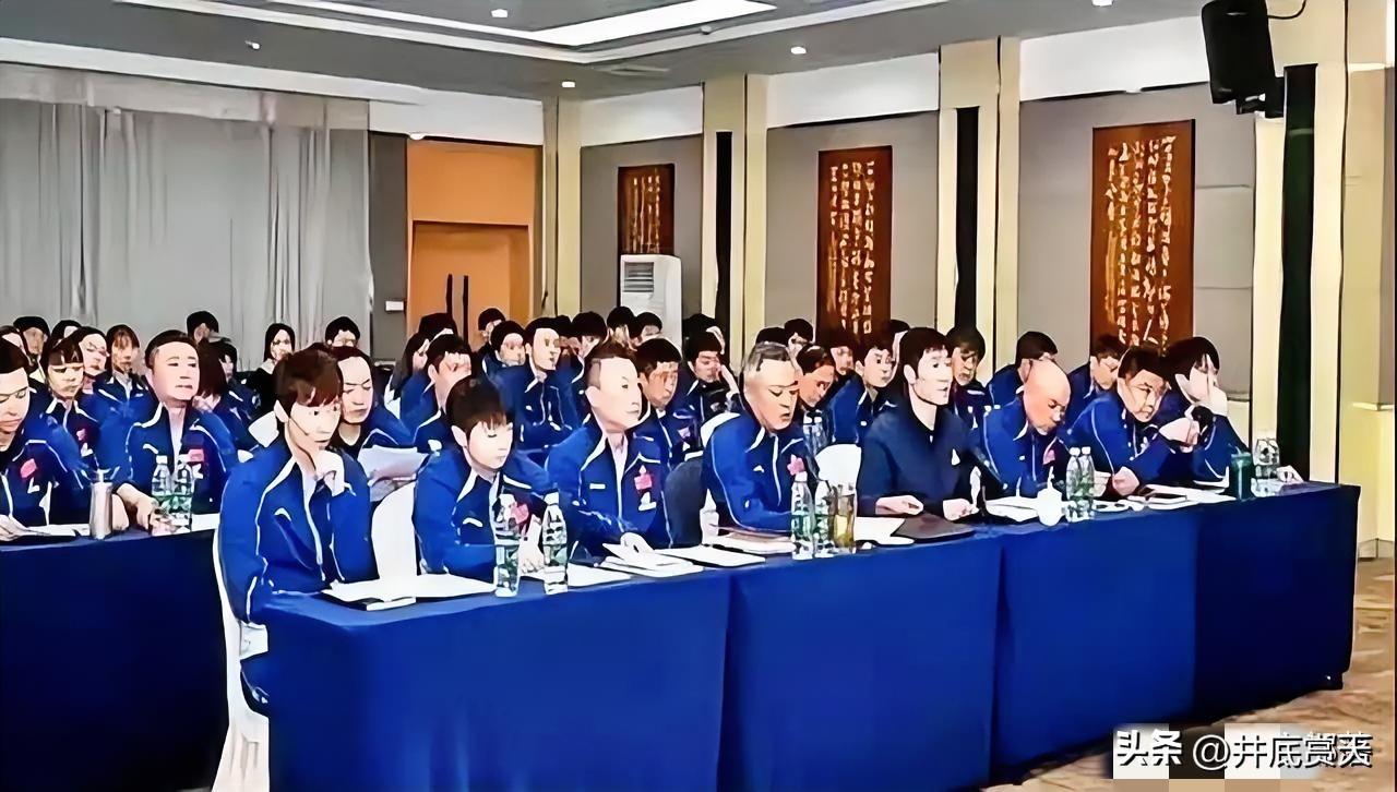 王楚钦坐一头，王曼昱孙颖莎坐一头，中间是王励勤、秦志戬等领导和教练。
这张照片现