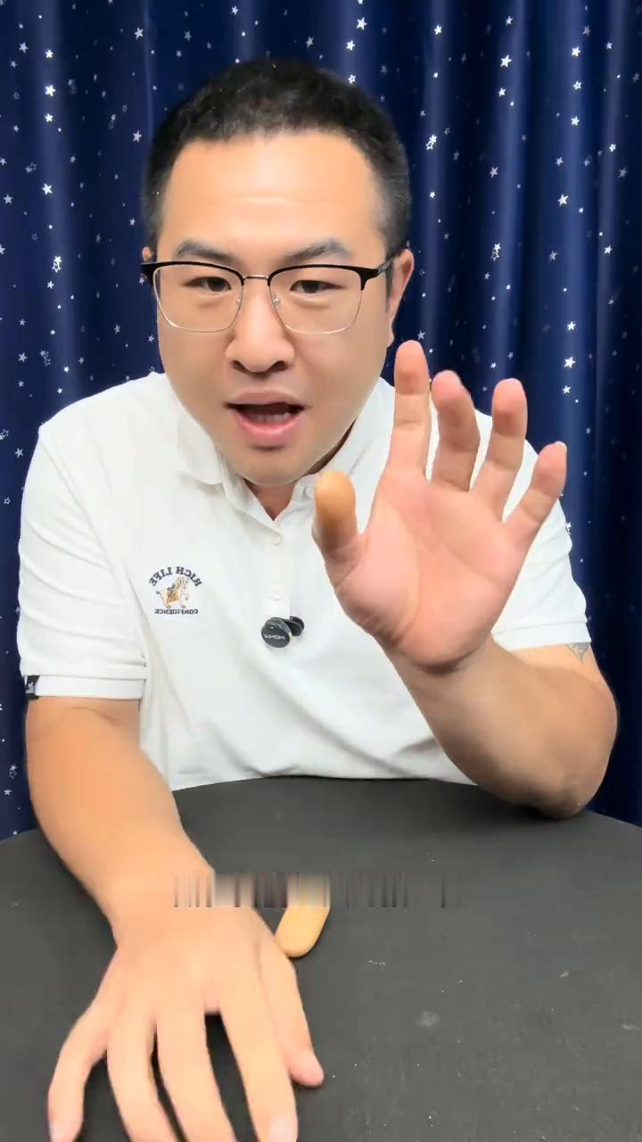 给小侄子露一手，这招骗了他19年。
这边拿过来，这边进，这边拿过来，吃进我嘴巴。