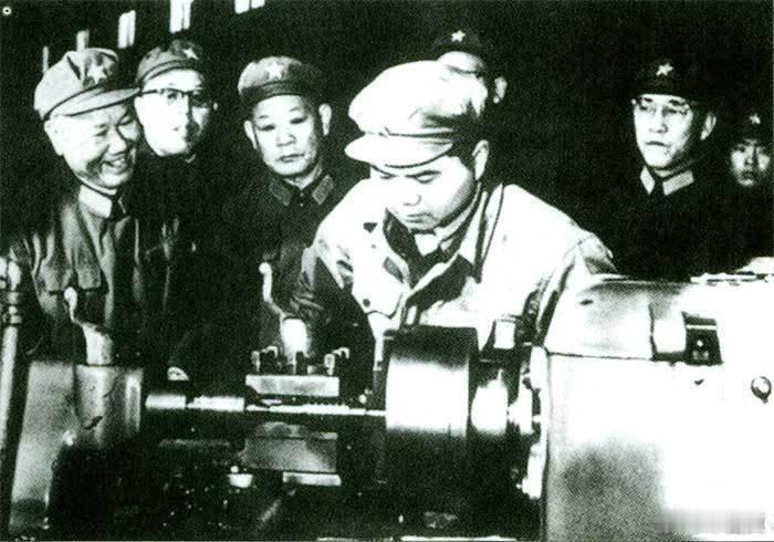 我们隆重纪念中国共产党的优秀党员，久经考验的忠诚的共产主义战士，无产阶级革命家、