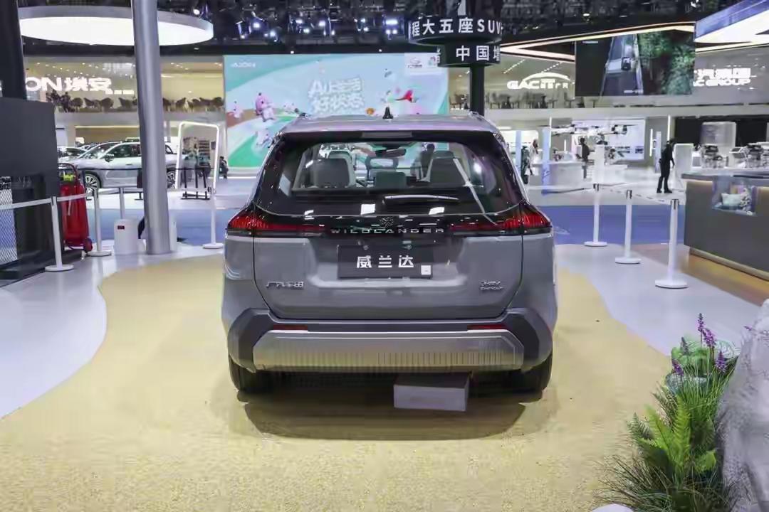 威兰达AIR外观动大气时尚，动感前脸，无边框蜂窝格栅搭配C型犀利大灯，黑化运动套