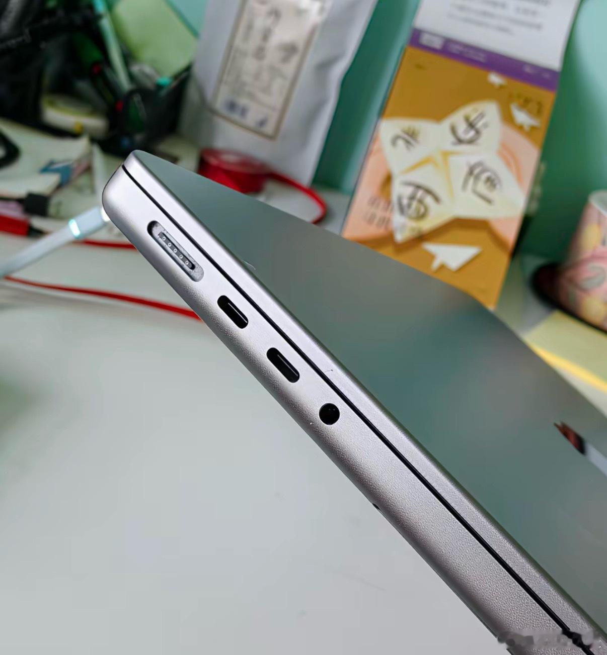 带着MacBook 出门忘记带充电器，店员说C口也能充电。借个了充电宝美美充上电