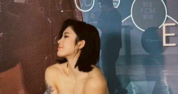 吴艳妮晒露肩照片好热辣 网友：33度的成都灼烧不了继续奔跑的你