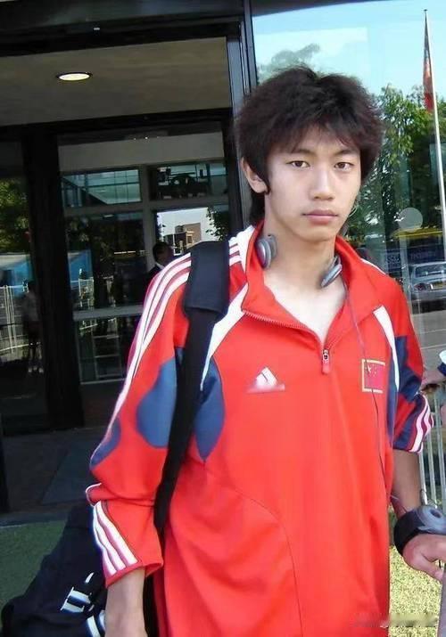 当被问到中国国奥队能在奥运会上取得什么成绩时，朱挺脱口而出“拿金牌”，冯潇霆开玩