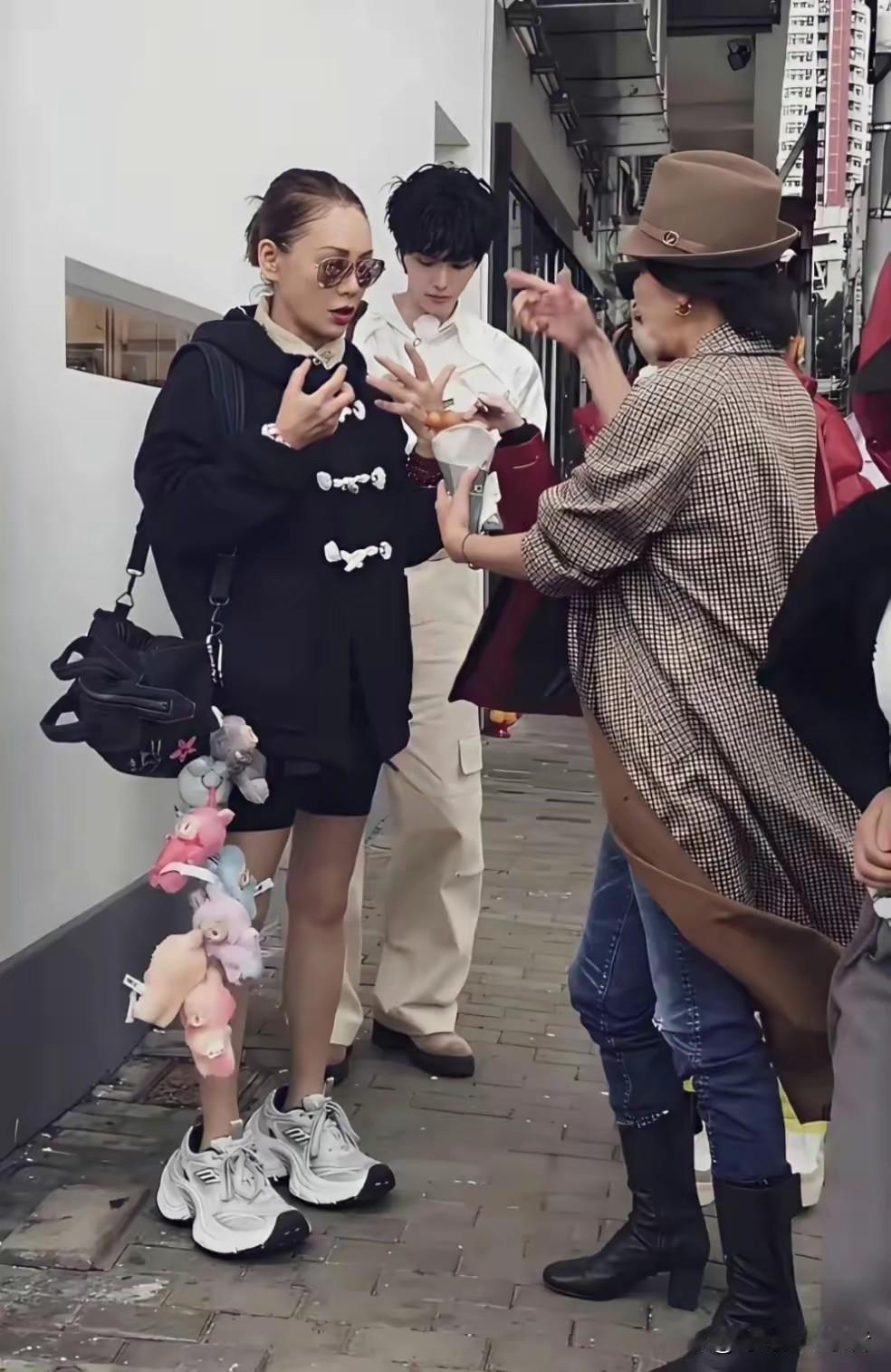 宁静这鞋真的好大，宁静的包好多娃娃。
宁静真的很有少女心啊！宁静年轻时候给人大女