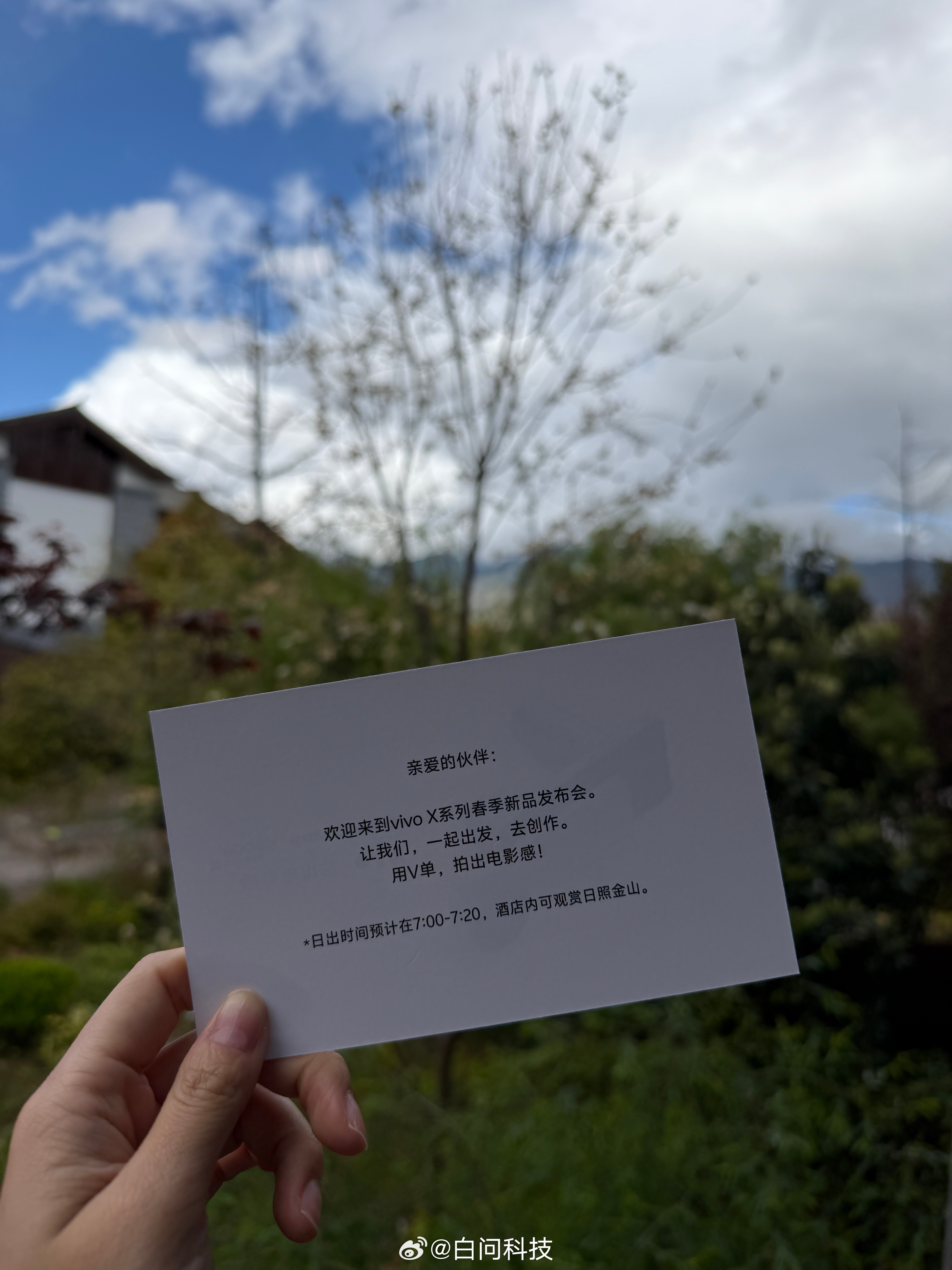 丽江风景确实很好 天很蓝 云很厚！就是没想到这么冷啊！准备收拾收拾出去创作一下～