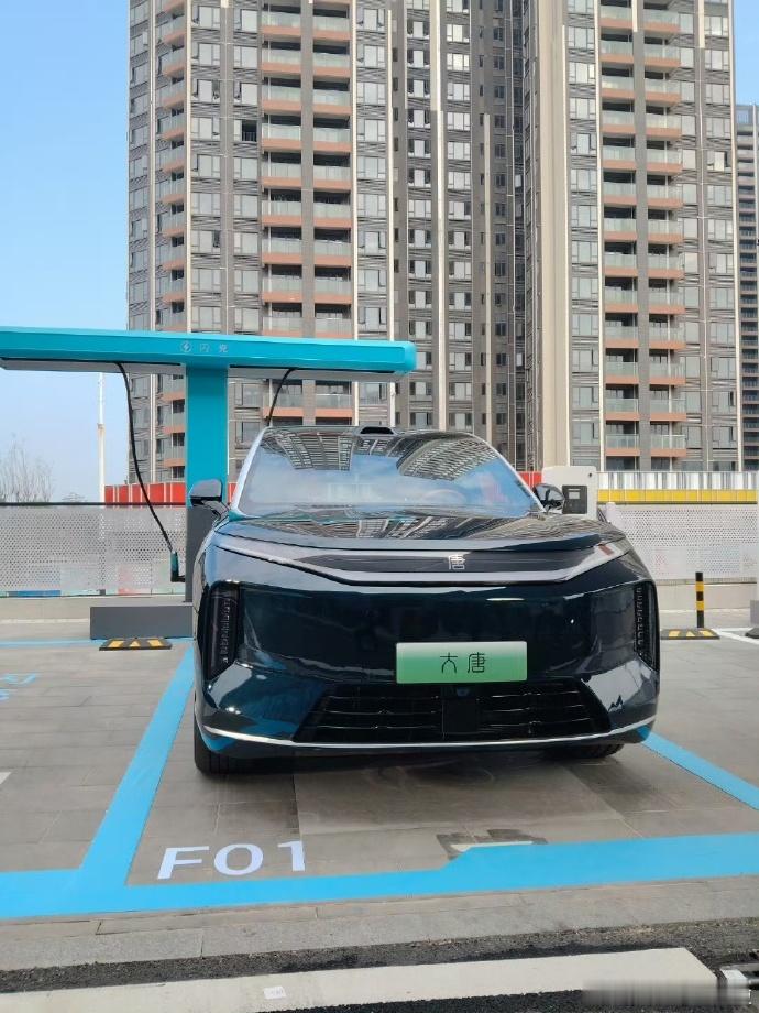 比亚迪王朝9系旗舰，今有重器现身名唤【大唐】，车长过五米二，确是全尺寸之躯，有吞