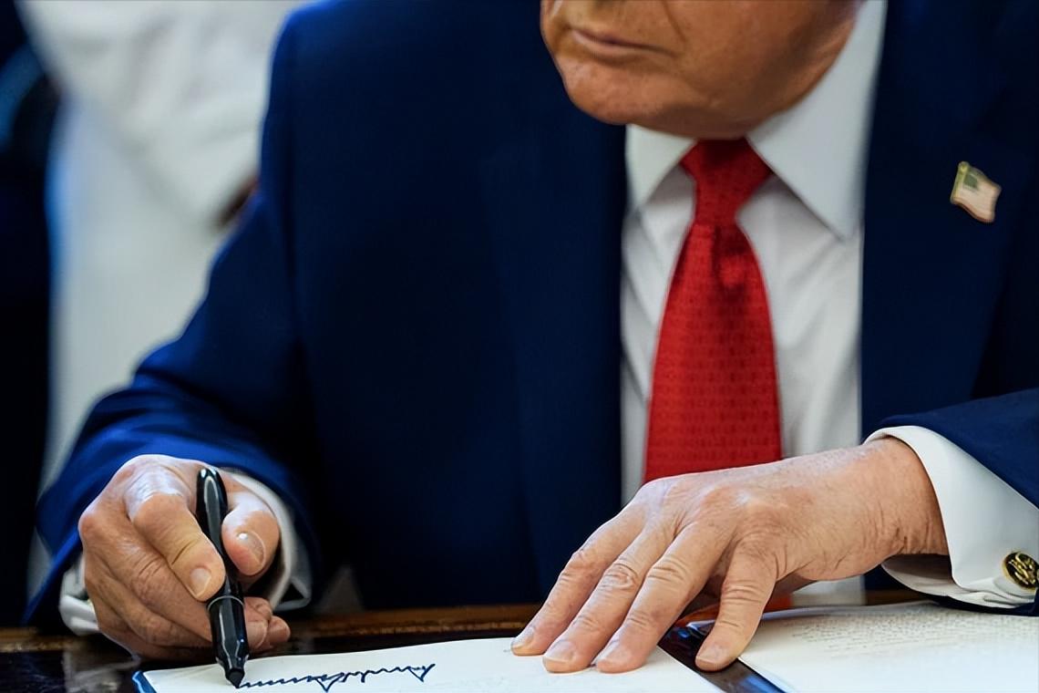 美国将对俄罗斯的制裁期限延长一年，俄罗斯希望解除制裁的希望再次落空。
美国白宫在